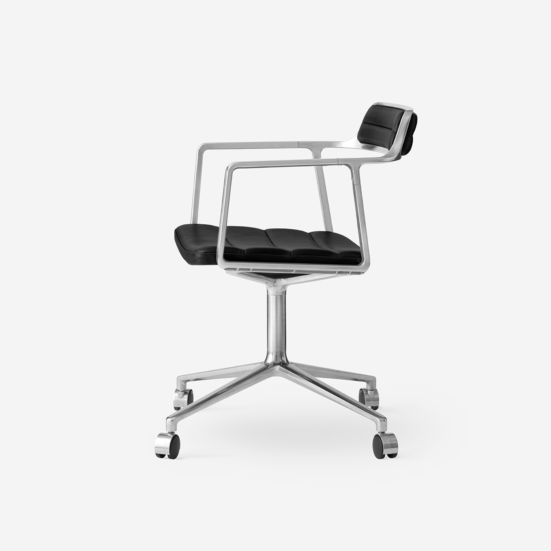 vipp-452-swivel-chair-polished-black-leather-castors-01_1